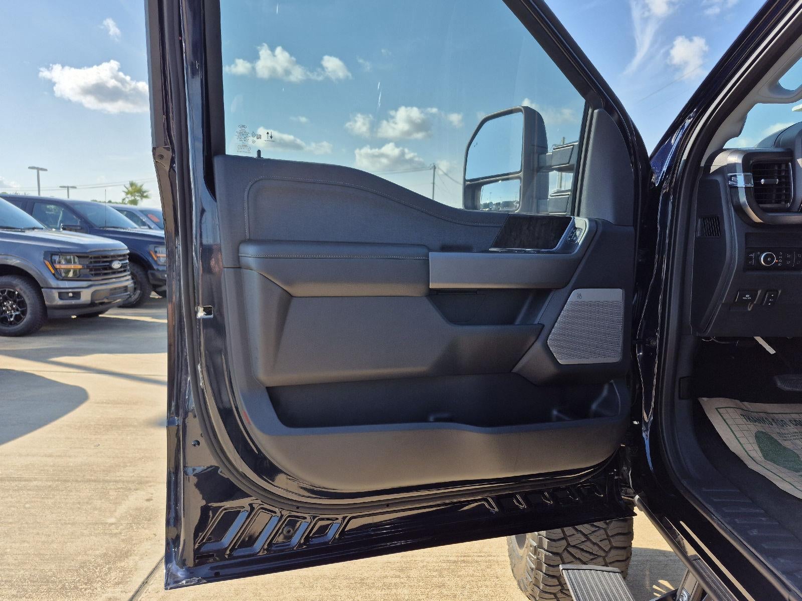 2025 Ford LIFTED Super Duty F-250 SRW LARIAT