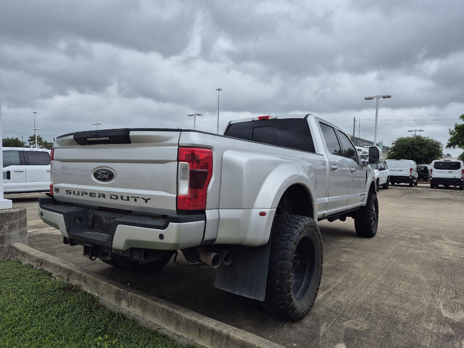 2017 Ford Super Duty F-350 DRW Lariat