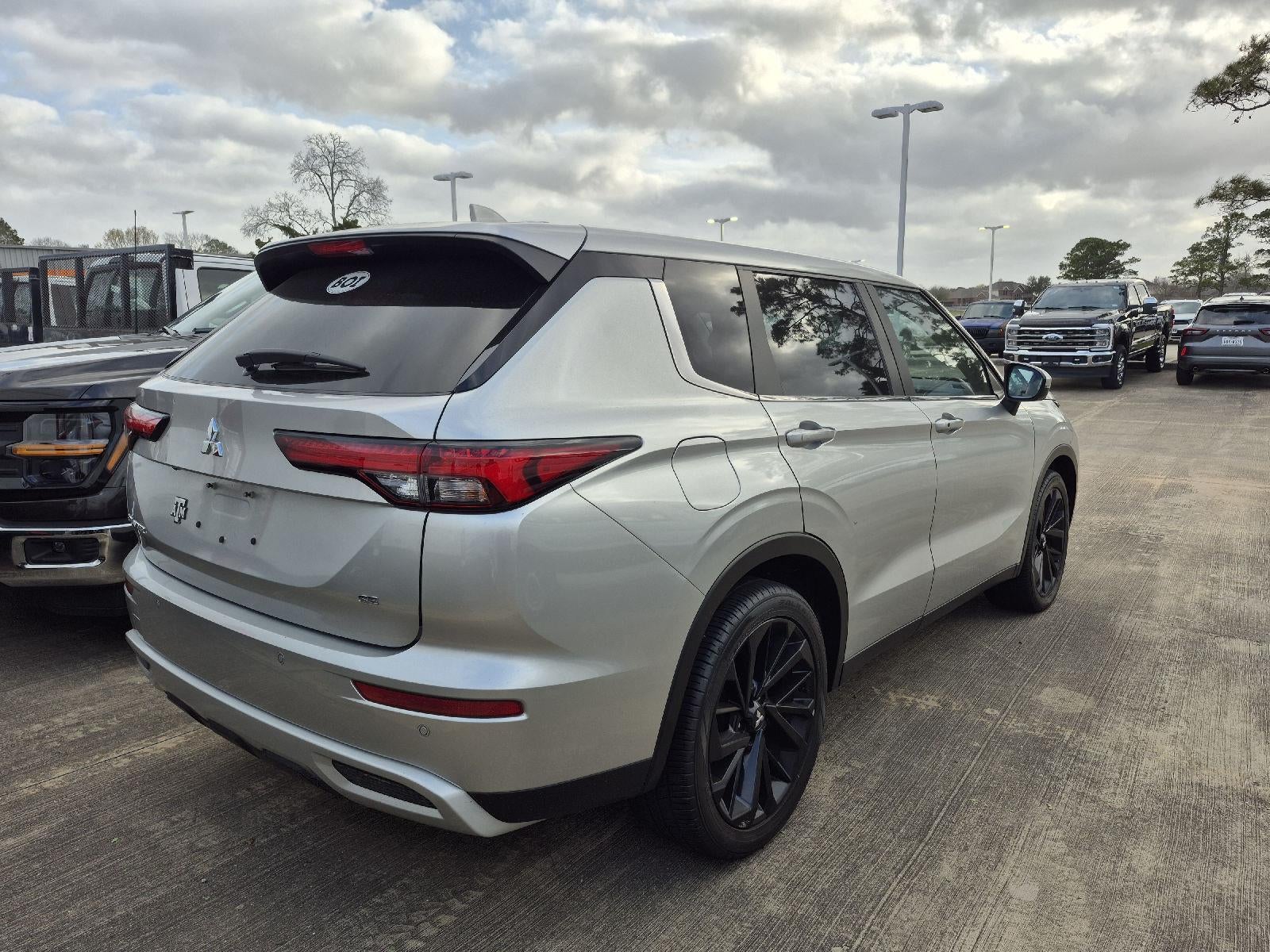 2023 Mitsubishi Outlander SE